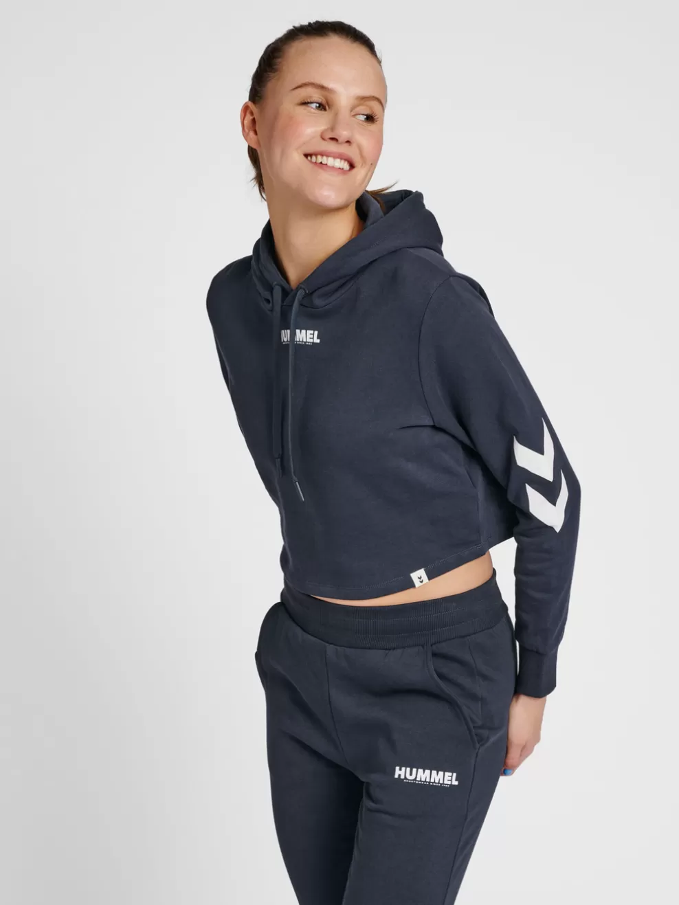 hmlLEGACY WOMAN CROPPED HOODIE*hummel Online