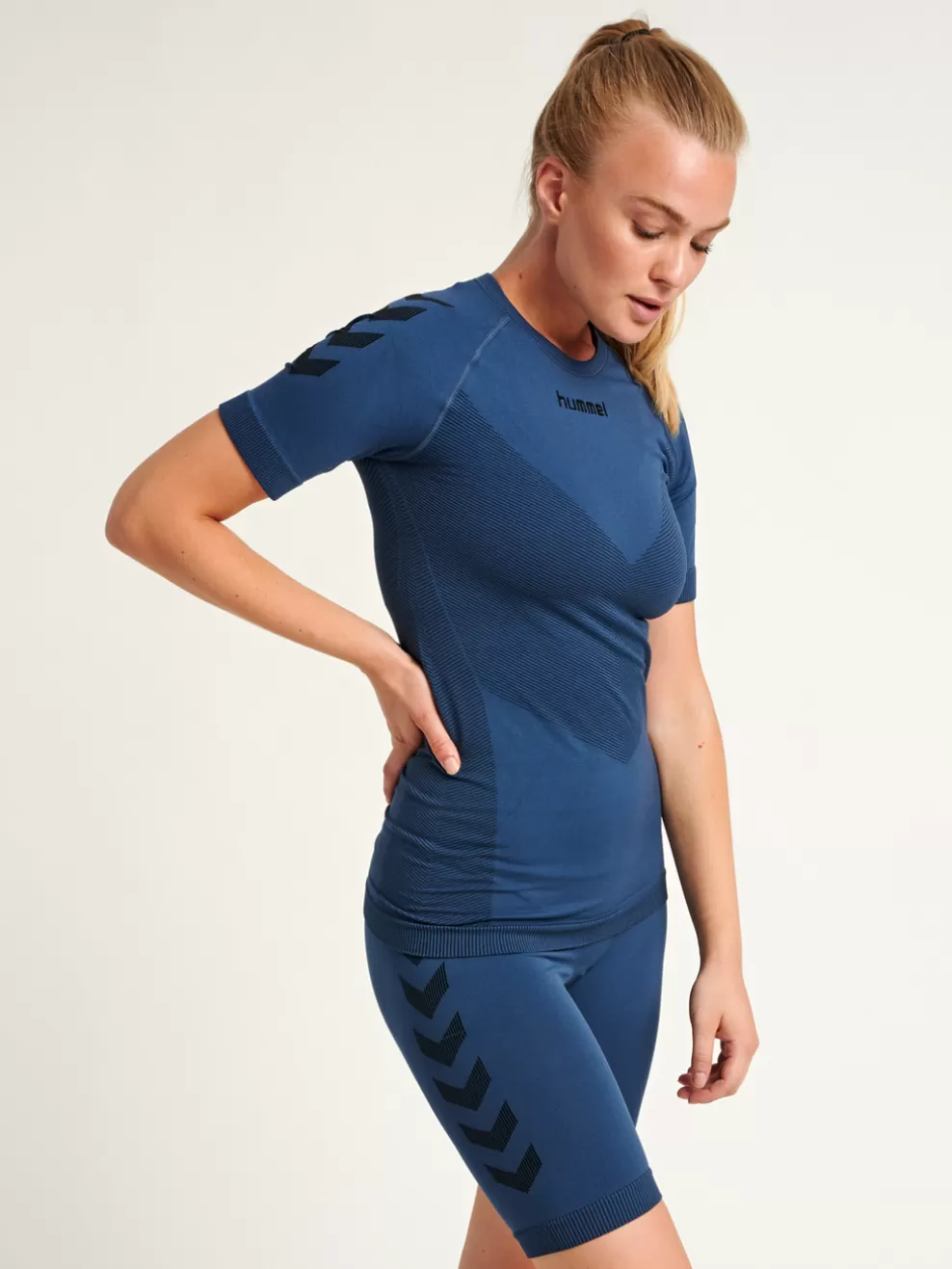 FIRST SEAMLESS JERSEY S/S WOMAN*hummel Store